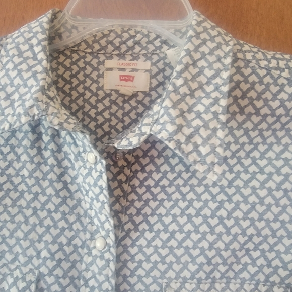 Levi snap down short sleeve top - Picture 2 of 4